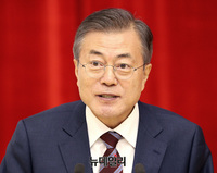 [포토] 환영 만찬서 건배사 하는 문재인 대통령