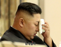 [포토] 만찬 중 땀 닦는 북한 김정은