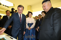 [포토] 선물 살펴보는 문재인-김정은