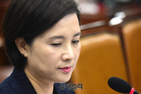 [포토] 생각에 잠긴 유은혜 사회 부총리 겸 교육부 장관 후보자