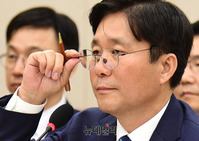 [포토] 안경 만지는 성윤모 산업통상자원부 장관 후보자