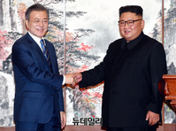 [포토] 악수 나누는 문재인-김정은