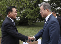 [포토] 악수 나누는 문재인-최룡해