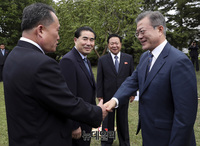 [포토] 악수 나누는 문재인-리선권