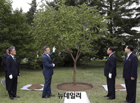 [포토] 식수 후 기념촬영 하는 문재인