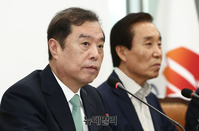 [포토] 모두발언 하는 김병준 한국당 비대위원장