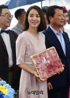 [포토] 추석맞이 한우 든 배우 한혜진