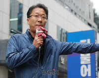 [포토] 민주당 규탄하는 강민구 자유연대 조직국장