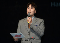 [포토] 걸그룹 S.I.S 소개하는 개그맨 황영진