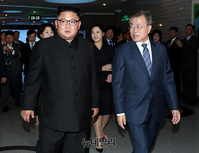 [포토] 대동강 수산물 식당 찾은 문재인-김정은