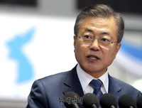 [포토] 평양 시민 향해 감사 인사 전하는 문재인