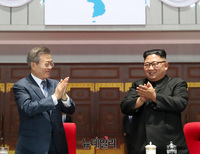 [포토] 박수 치는 문재인-김정은