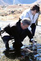 [포토] 백두산 천지서 물뜨는 문재인 내외