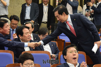 [포토] 의원총회 입장하는 김성태 한국당 원내대표