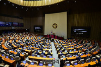 [포토] 본회의 상정되는 유남석 헌법재판소장 임명동의안