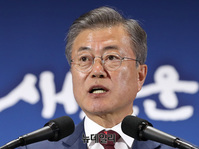 [포토] 질문에 답하는 문재인