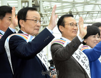 [포토] 귀성객 향해 손 흔드는 이해찬-홍영표