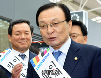 [포토] 취재진 질문에 답하는 이해찬 