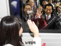 [포토] 귀성객 향해 손 흔드는 김성태