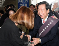 [포토] 귀성객과 악수 나누는 김성태