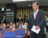 [포토] 긴급 의원총회 참석하는 김병준