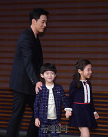 [포토] 아역배우와 입장하는 배우 소지섭