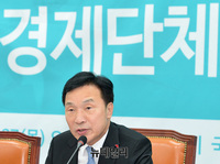 [포토] 경제단체 간담회서 발언하는 손학규