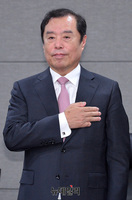 [포토] 국민의례 하는 김병준 자유한국당 비대위원장