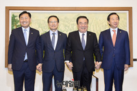 [포토] 문희상 국회의장과 손 맞잡은 3당여야 원내대표