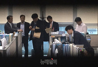 [포토] 신창현 의원 사무실 압수수색 하는 검찰