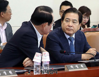 [포토] 기재위 전체회의서 대화 나누는 심재철