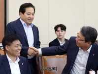 [포토] 악수 나누는 심재철 자유한국당 의원