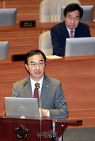 [포토] 본회의서 질문에 답하는 조명균 통일부 장관