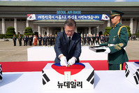 [포토] 국군유해 봉환행사, 참전 기장 수여하는 문재인 대통령