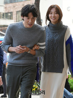 [포토] 입장하는 모델 김원중-곽지영 부부