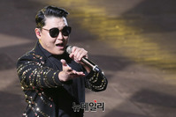 [포토] 국군의날 기념식 축하무대 오른 가수 싸이