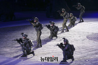 [포토] 국군의날 기념식서 미래전투수행 선보이는 우리군