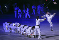 [포토] 격파시범 선보이는 우리군