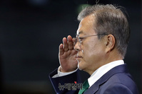 [포토] 거수경례 하는 문재인 