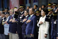 [포토] 국군의 날 기념식서 국민의례 하는 문재인