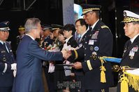 [포토] 브룩스 한미연합사령관에 부대표창 수여하는 문재인