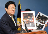 [포토] 청와대 업무추진비 사용 업소 살펴본 자유한국당