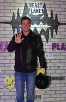 [포토] 헬멧 든 미카엘 "오토바이 타고 왔어요"