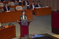 [포토] 국회 본회의 참석한 유은혜 신임 사회부총리 겸 교육부 장관