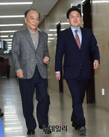 [포토] 국회서 열린 기자간담회 입장하는 전원책-김용태