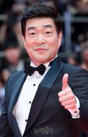 [부산국제영화제] 엄지 치켜세운 배우 손현주