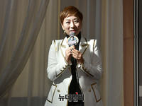 [포토] 심형래쇼 무대 서는 가수 목비