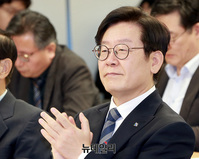 [포토] 박수 치는 이재명 경기지사