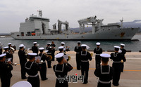 [포토] 제주 입항하는 캐나다 해군 함정 아스테릭스함