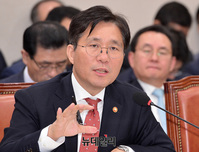 [포토] 질문에 답하는 성윤모 산업통상자원부 장관